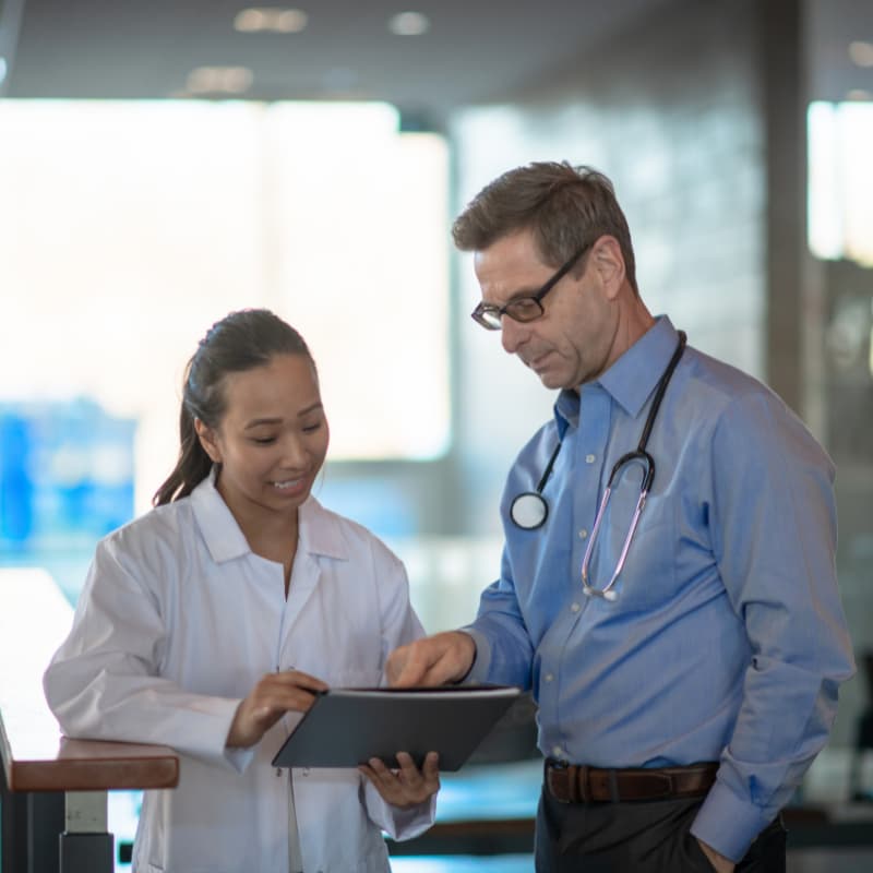 Director de hospital usando plataforma de gestión hospitalaria EMA Salud en México